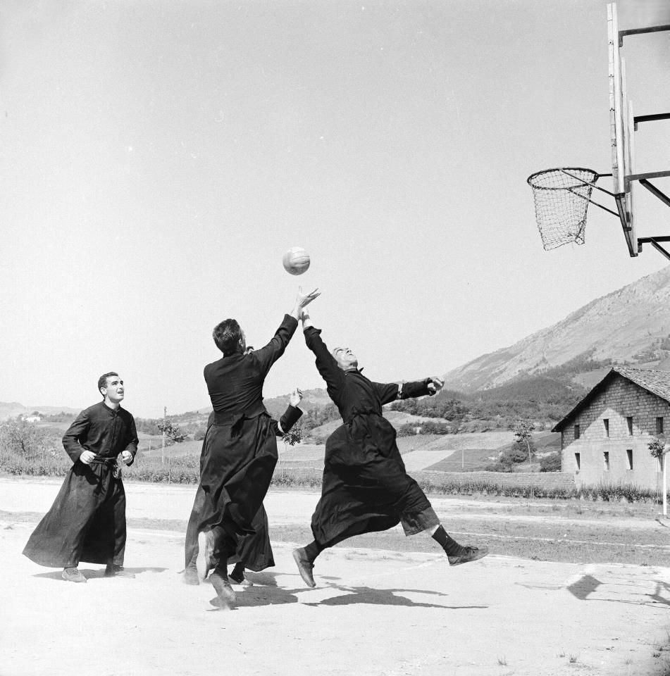 Portrait d'un groupe de prêtres engagés dans des activités communautaires, soutenus par l'agence Acutis