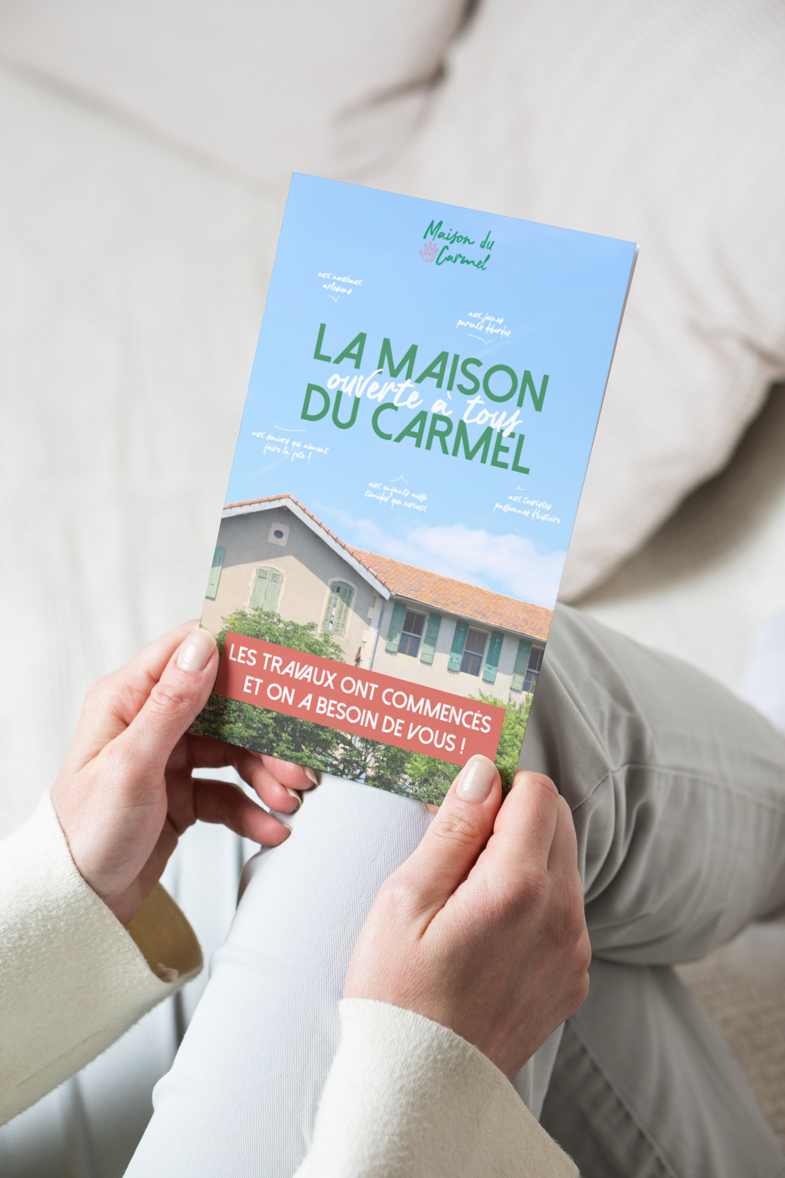 Brochure de la Maison du Carmel tenue en main