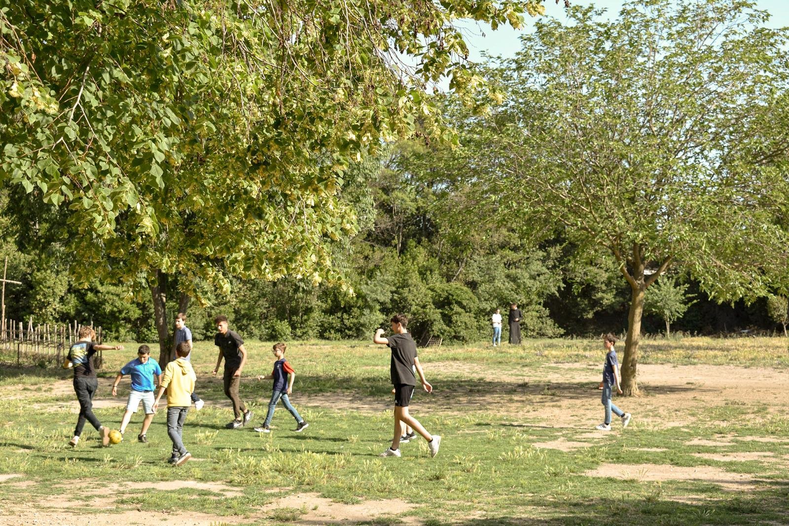 Des enfants jouent au ballon dans le jardin de la Maison du Carmel