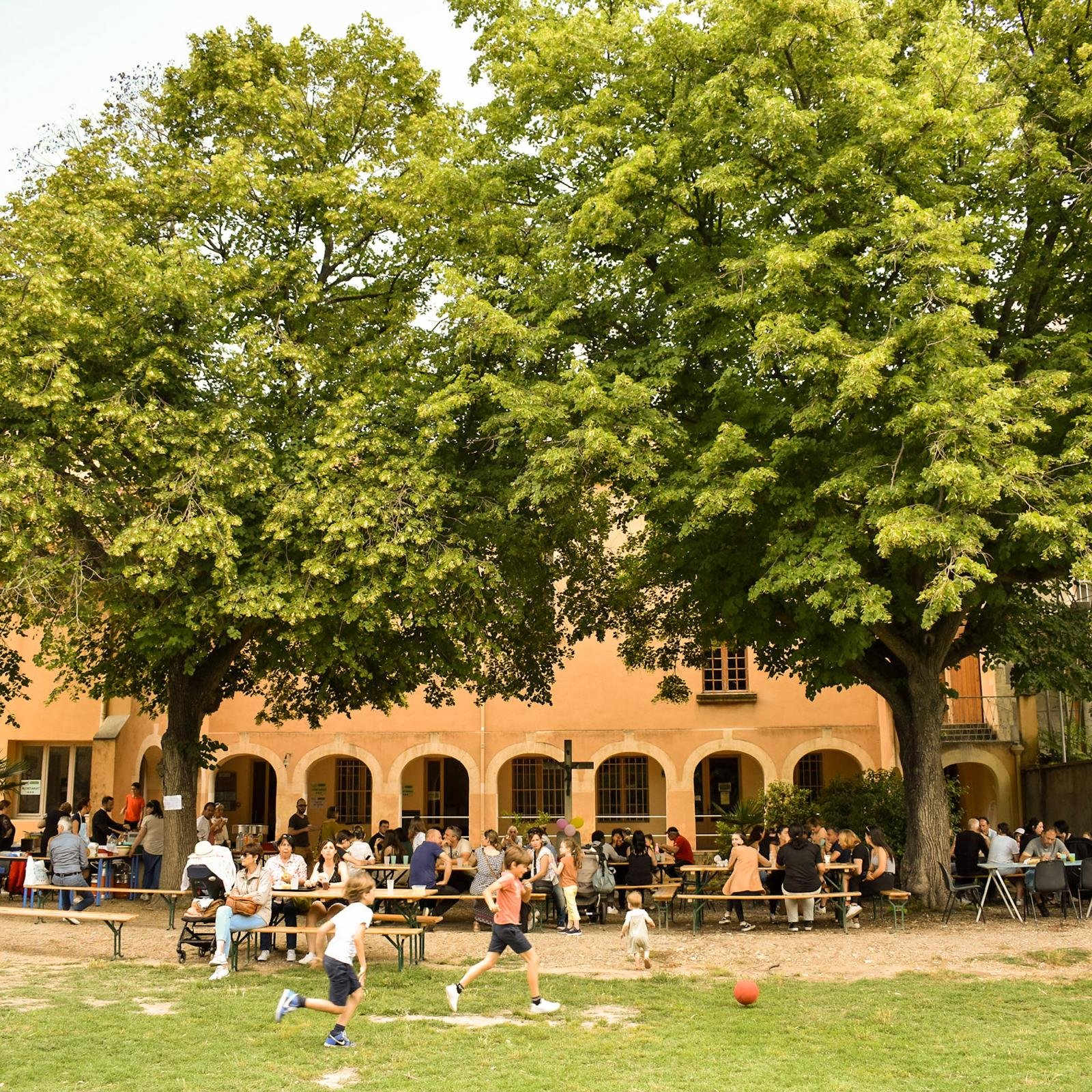 Repas et jeux dans la cour de la Maison du Carmel, à l’ombre des arbres