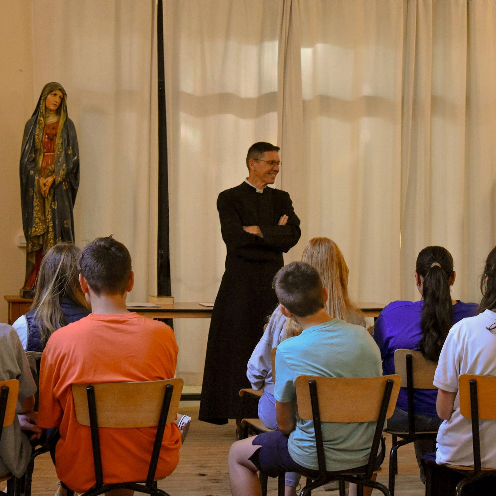 Un groupe de jeunes participe à un temps d’échange dans une salle de la Maison du Carmel