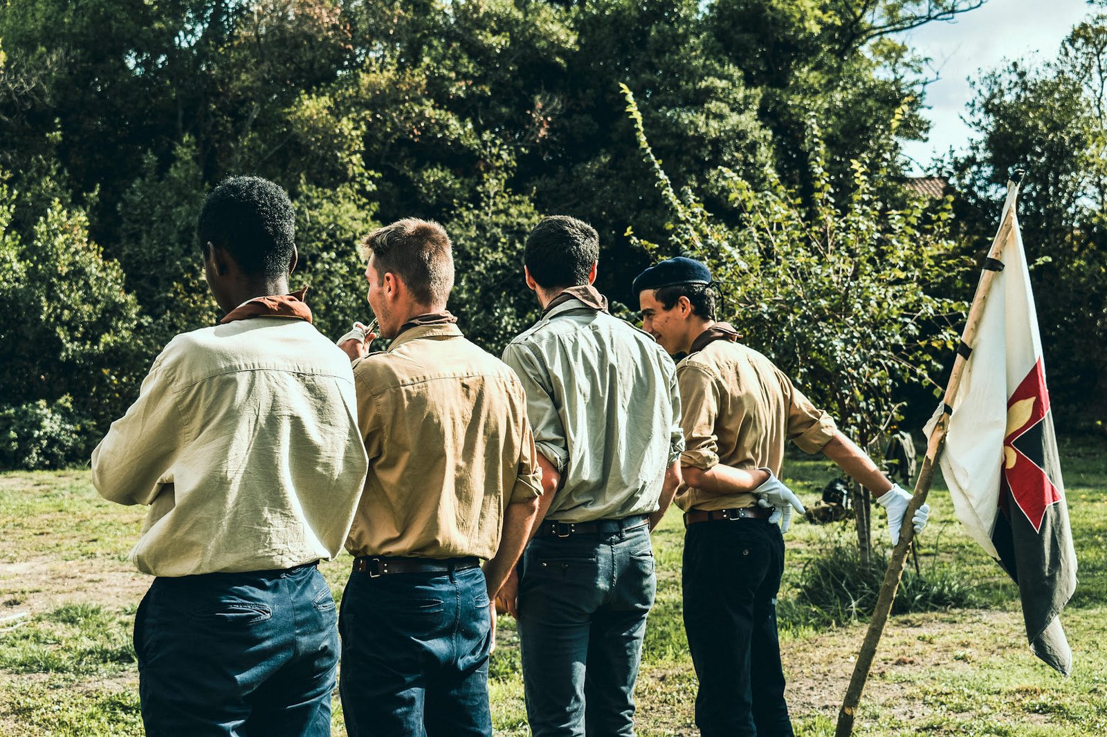Un groupe de scouts réuni dans le jardin de la Maison du Carmel