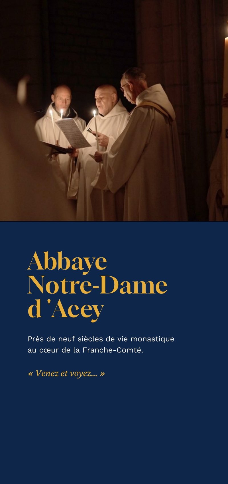 Couverture du flyer : frères en prière et titre doré sur fond bleu nuit